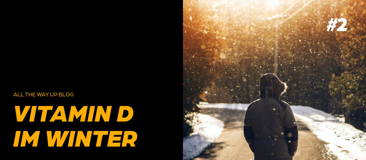 Person mit Winterjacke geht bei tief stehender Sonne durch verschneiten Waldweg – Symbolbild für Vitamin-D-Mangel im Winter – KI-generiertes Bild