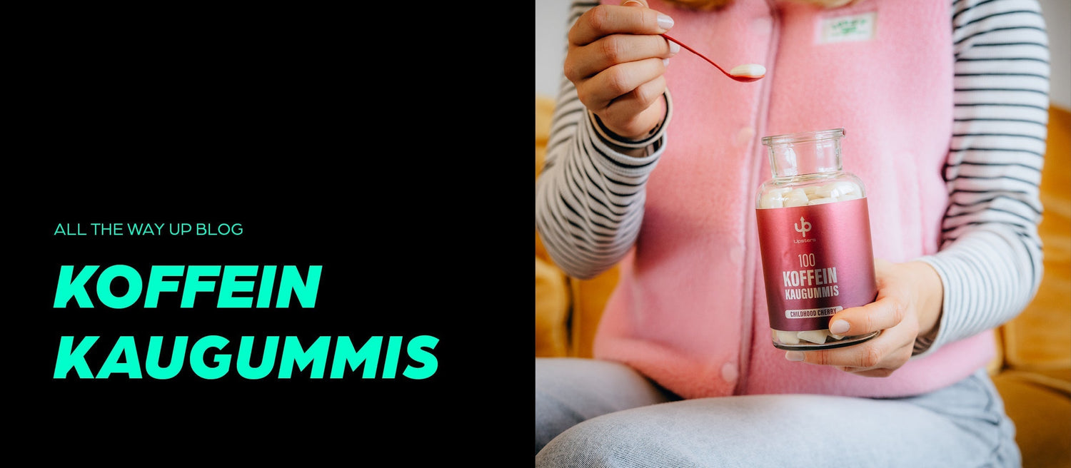 Frau hält ein Glas mit Upsters Koffein-Kaugummis und dosiert einen Kaugummi mit einem Löffel – schneller Energiekick ohne Kaffee