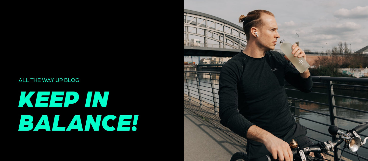 Sportlicher Mann trinkt Elektrolytgetränk von Upsters auf dem Fahrrad – Balance von Flüssigkeit und Energie im Alltag