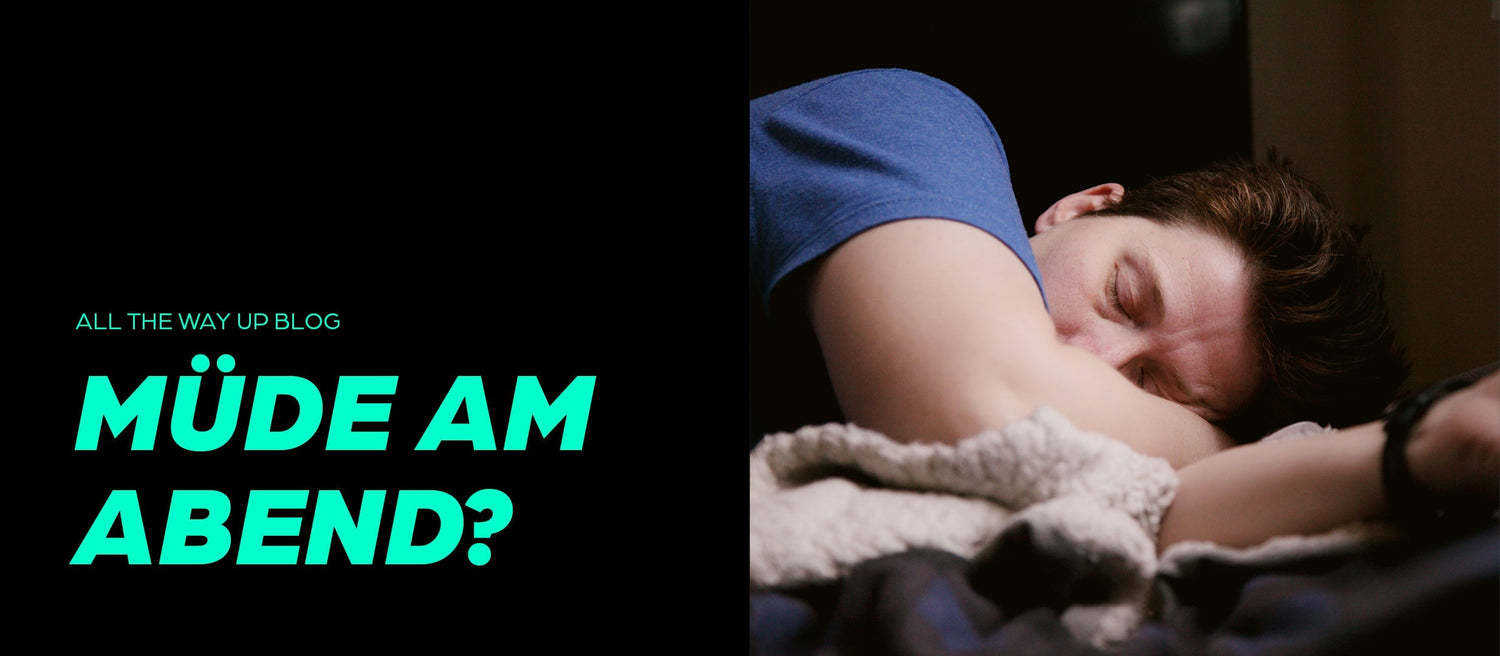 Person schläft abends erschöpft auf dem Sofa – Müdigkeit am Abend trotz Erholung, Themenschwerpunkt im Upsters Blog