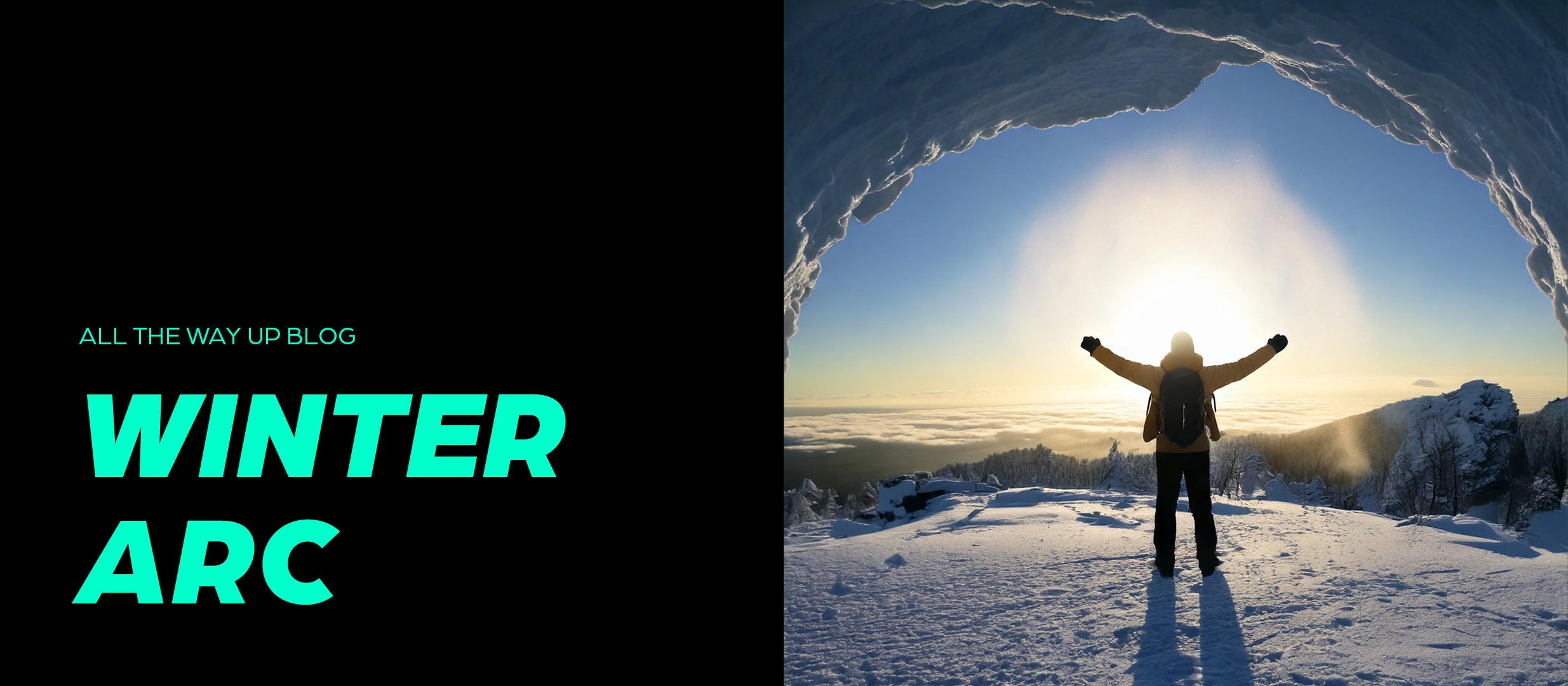 Person mit ausgestreckten Armen in verschneiter Winterlandschaft bei Sonnenaufgang – Symbolbild für Energie und Motivation im Winter